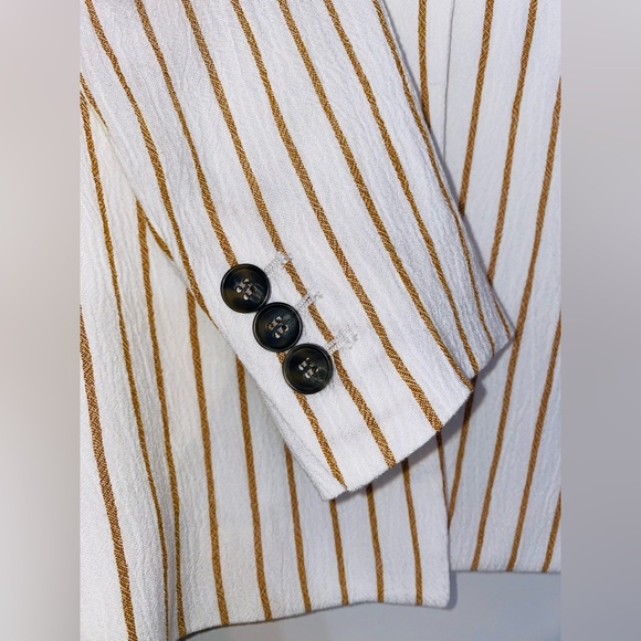 White Striped Blazer Crinkle - Picture 5 of 7